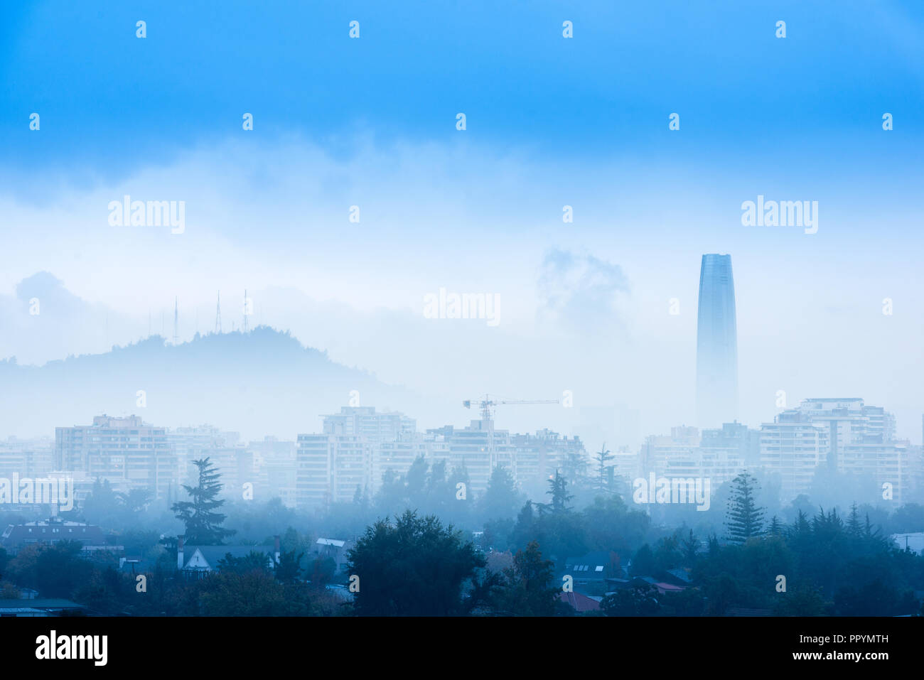 Brouillard sur le quartier de Las Condes à Santiago de Chile Banque D'Images