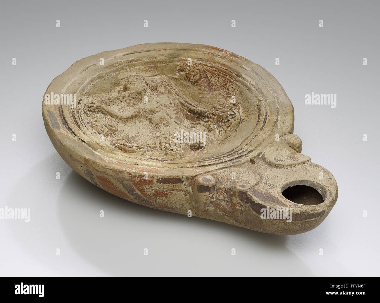 Lampe, l'Afrique du Nord ; 1er - 4e siècle ; terre cuite ; 2,7 x 9 x 12,5 cm, 1 x 3 x 9,16 1,16 15,16 4 en Banque D'Images