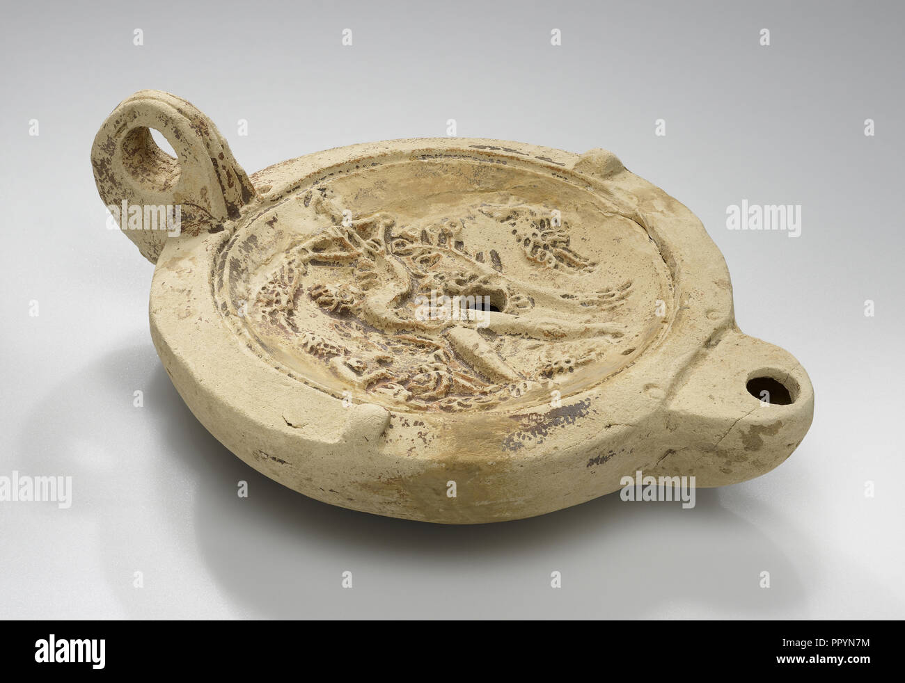 Lampe, l'Afrique du Nord ; 1er - 4e siècle ; terre cuite ; 2,7 x 9,5 x 12,6 cm, 1 x 3,4 x 1,16 3 15,16 4 en Banque D'Images