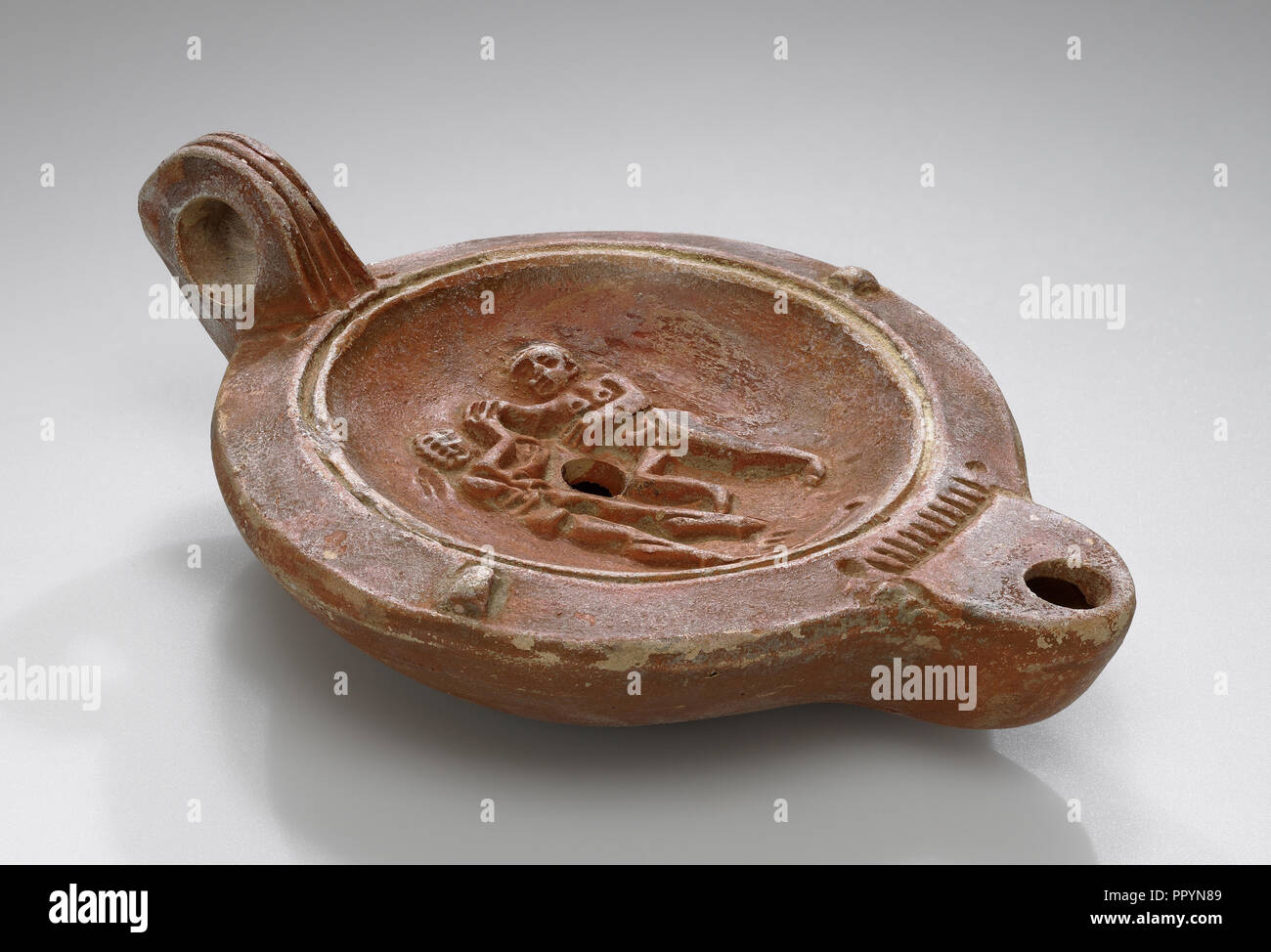 Lampe, l'Afrique du Nord ; 1er - 4e siècle ; terre cuite ; 2,7 x 9 x 12 cm, 1 x 3 x 9,16 1,16 3,4 4 en Banque D'Images