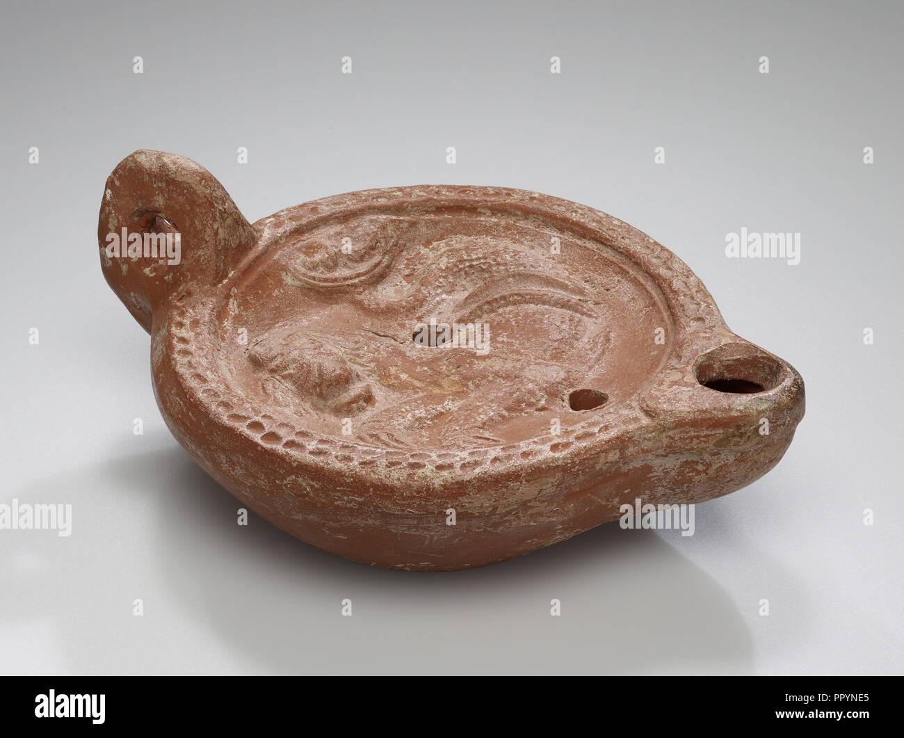 Lampe, l'Afrique du Nord ; 1er - 4e siècle ; terre cuite ; 3,2 x 9,5 x 12,3 cm, 1 1,4 x 3 3,4 x 4 à 13,16 Banque D'Images