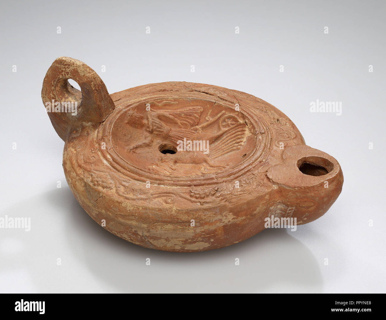 Lampe, l'Afrique du Nord ; 1er - 4e siècle ; terre cuite ; 2,9 x 9 x 12,1 cm, 1 1,8 x 3 x 9,16 4 3,4 dans Banque D'Images