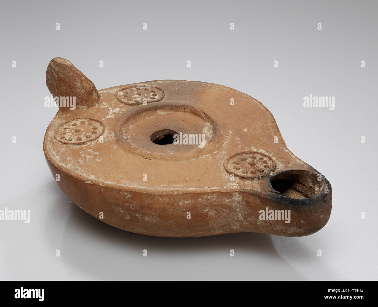 Lampe, l'Afrique du Nord ; 1er - 4e siècle ; terre cuite ; 2,9 x 8,2 x 12,2 cm, 1 1,8 x 3 1,4 x 4 à 13,16 Banque D'Images