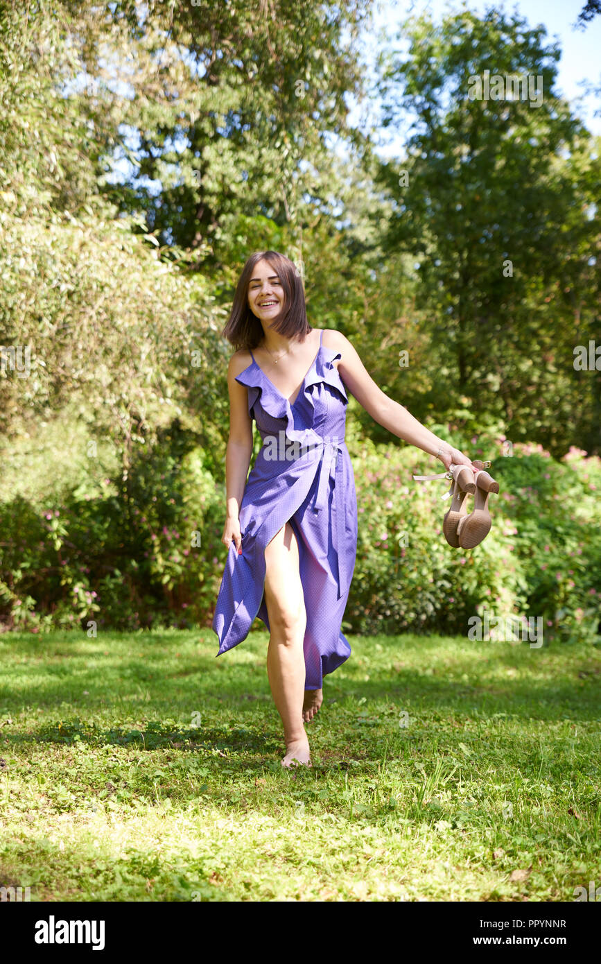 Vie ensoleillée d'été fashion portrait de jeune femme élégante hipster marche dans la rue, portant des vêtements très tendance, mignon Banque D'Images