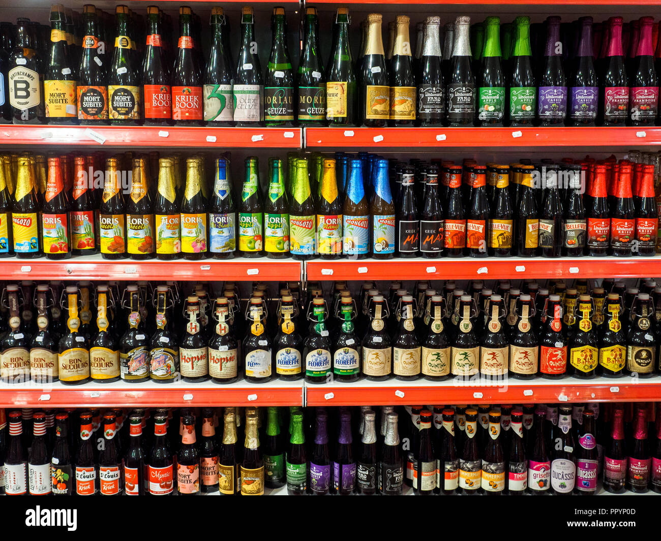 Les bouteilles de bière dans une étagère de magasin - Bruges, Belgique  Photo Stock - Alamy