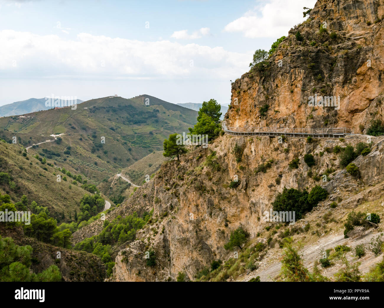 Gorge abrupte falaise avec passerelle métallique, Sierras de Tejeda Parc naturel, l'Axarquia, Andalucsia, Espagne Banque D'Images