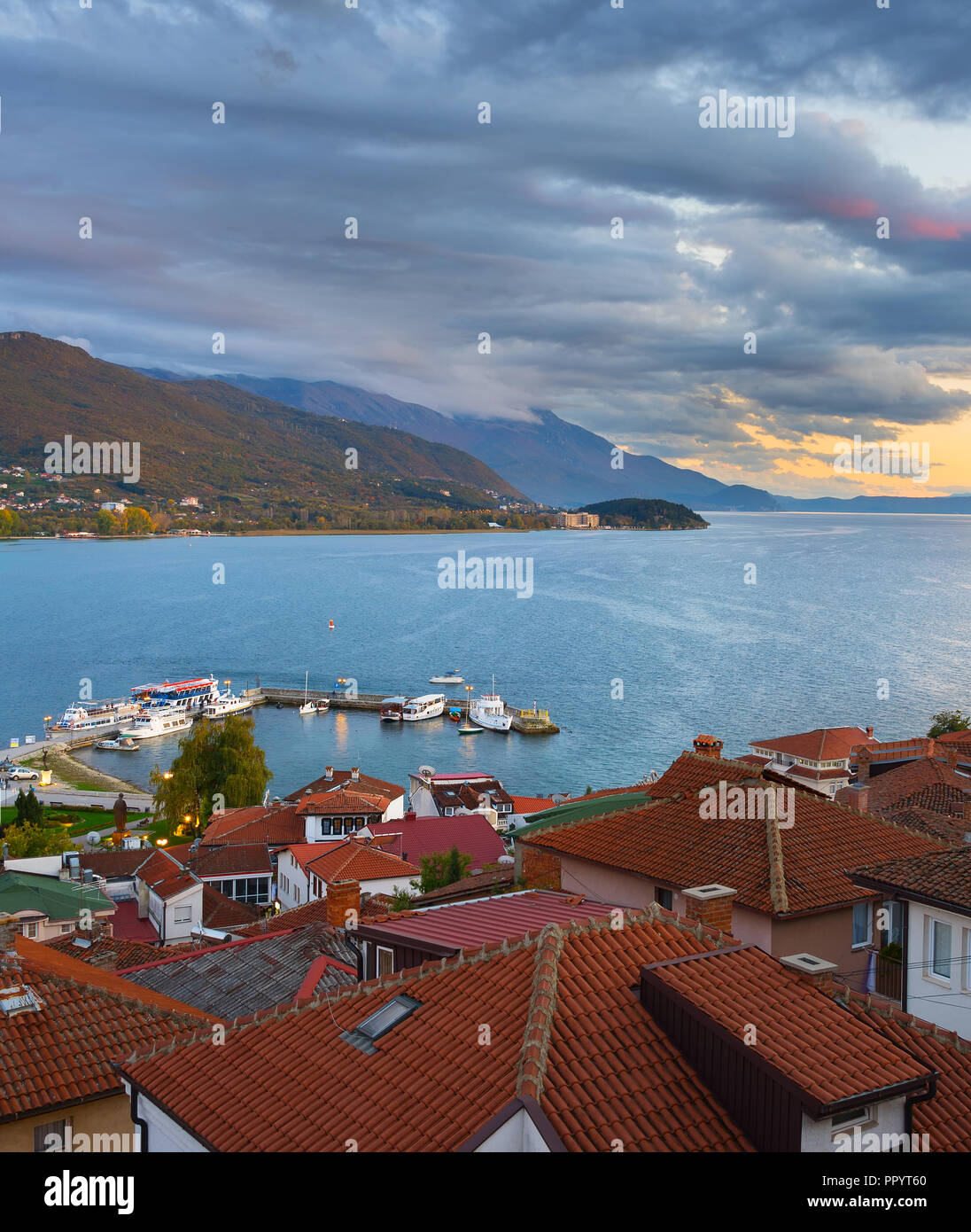 Voir d'Ohrid au coucher du soleil. Sol carrelé toits rouges. Macédoine Banque D'Images