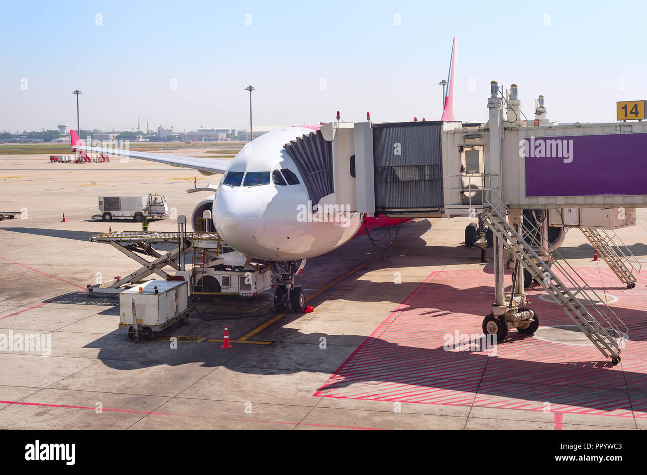 Scène de l'aéroport de Don Mueang, passerelle à l'avion sur la piste, Bangkok, Thaïlande Banque D'Images