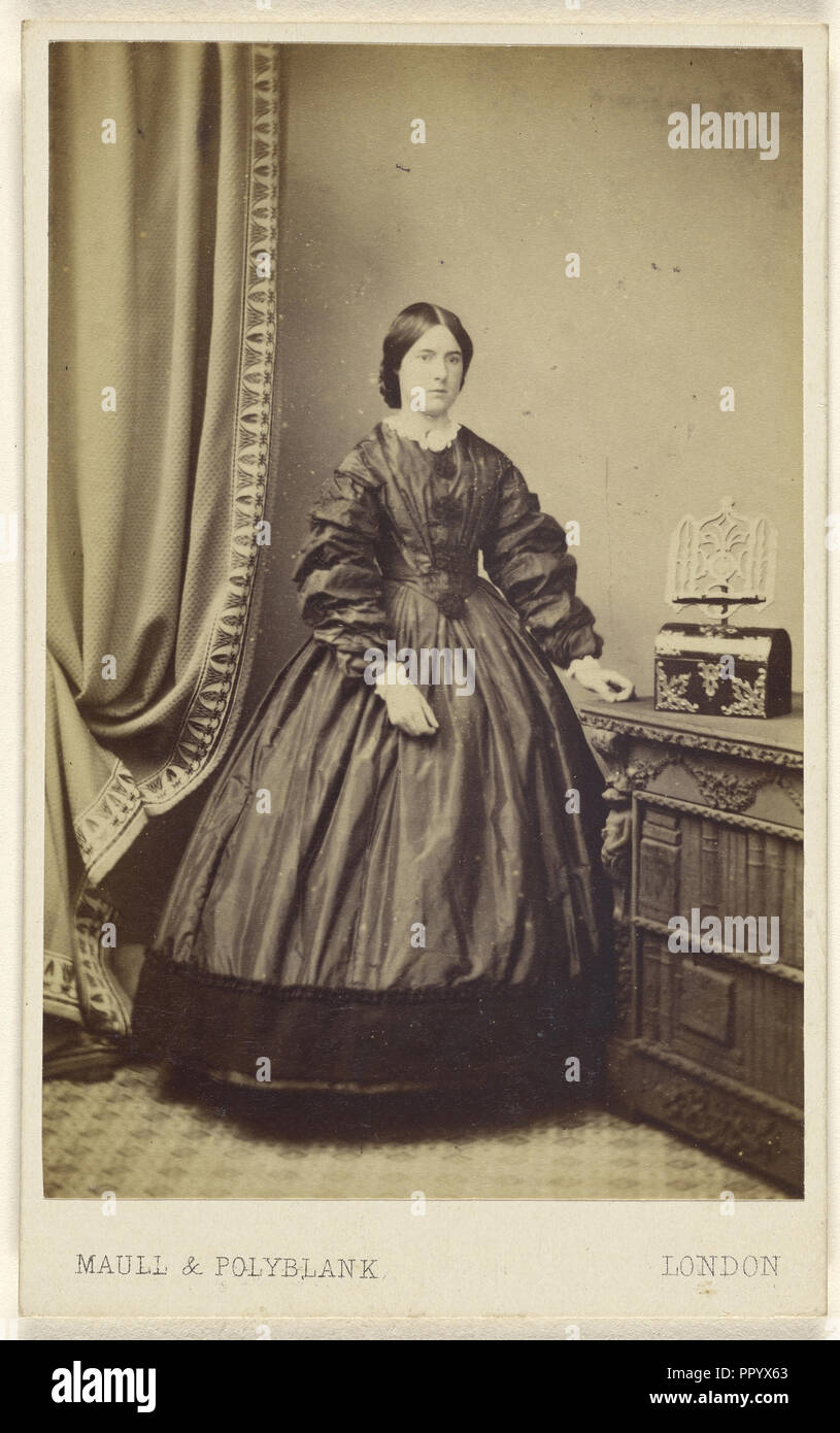 Femme portant une robe longue, comité permanent ; Maull & Polyblank,  britannique, Actif 1850 - 1860, 1862 - 1865 ; à l'albumine argentique Photo  Stock - Alamy