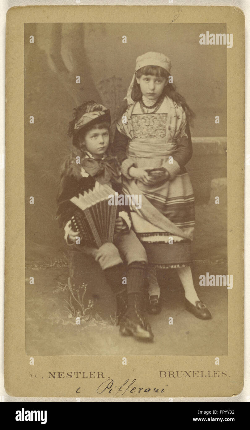 Elise et Marguerite. Mardi gras. 1882 ; Wilb. Nestler, Belge, Bruxelles, Belgique active 1880, 1882 ; à l'albumine argentique Banque D'Images