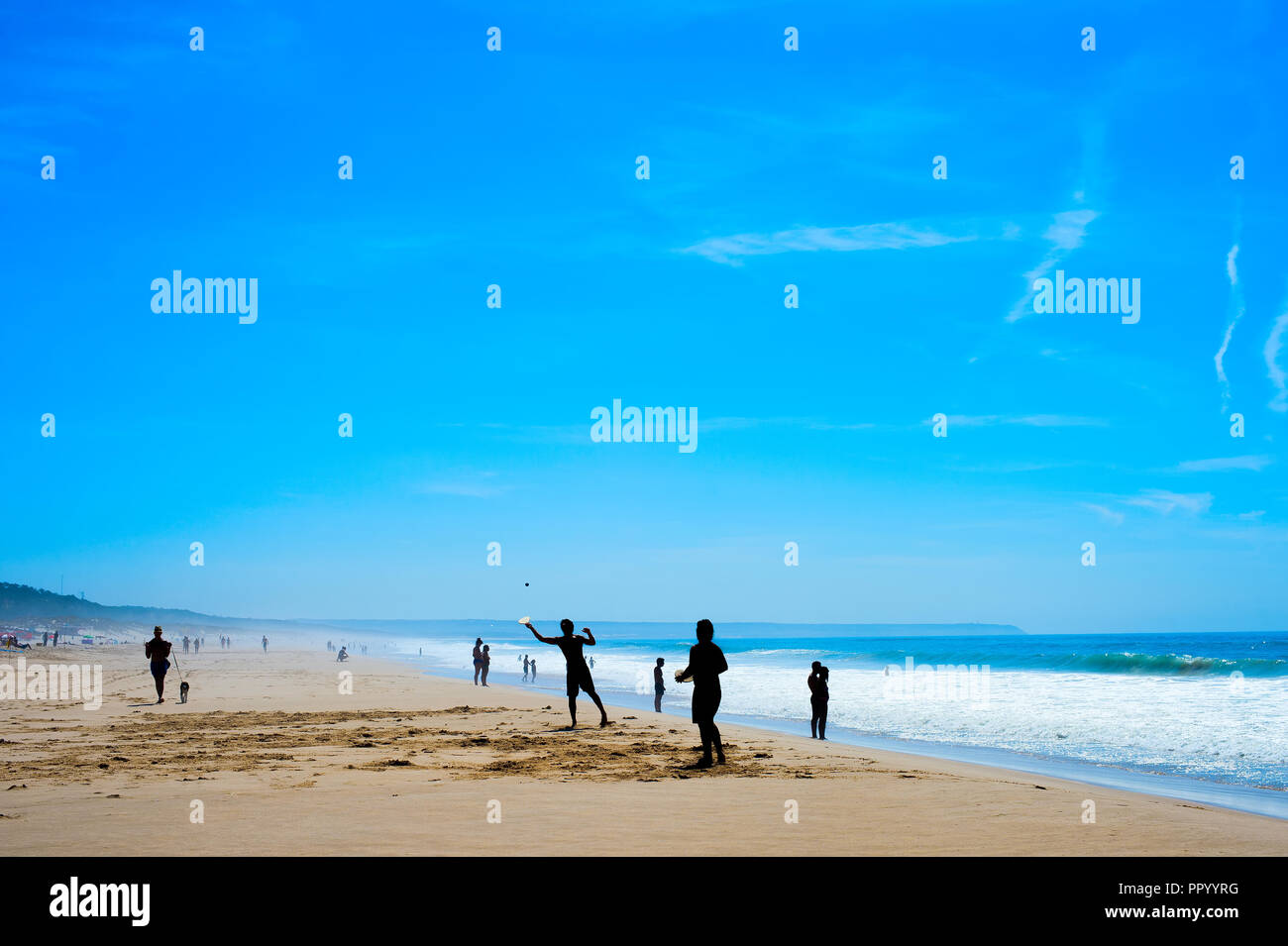 Des personnes jouant à raquette de plage plage de Costa da Caparica. Lisbonne, Portugal Banque D'Images