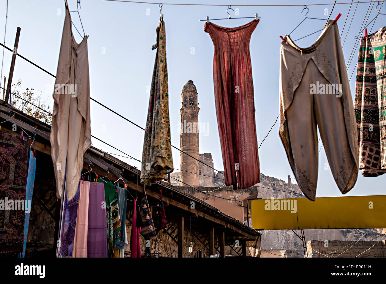 Marché dans la vieille ville, Hasankeyf. La pendaison pour les vendre. Banque D'Images