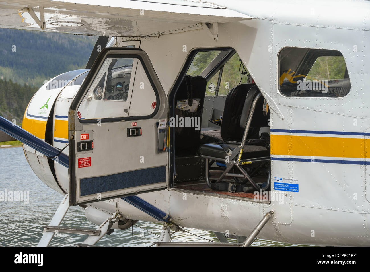 WHISTLER, BC, CANADA - Juin 2018 : Close up d'un hydravion De Havilland Beaver à Whistler. Il est exploité par Harbour Air. La porte est ouverte pour montrer seat Banque D'Images WHISTLER, BC, CANADA - Juin 2018 : Close up d'un hydravion De Havilland Beaver à Whistler. Il est exploité par Harbour Air. La porte est ouverte pour montrer seat Banque D'Images