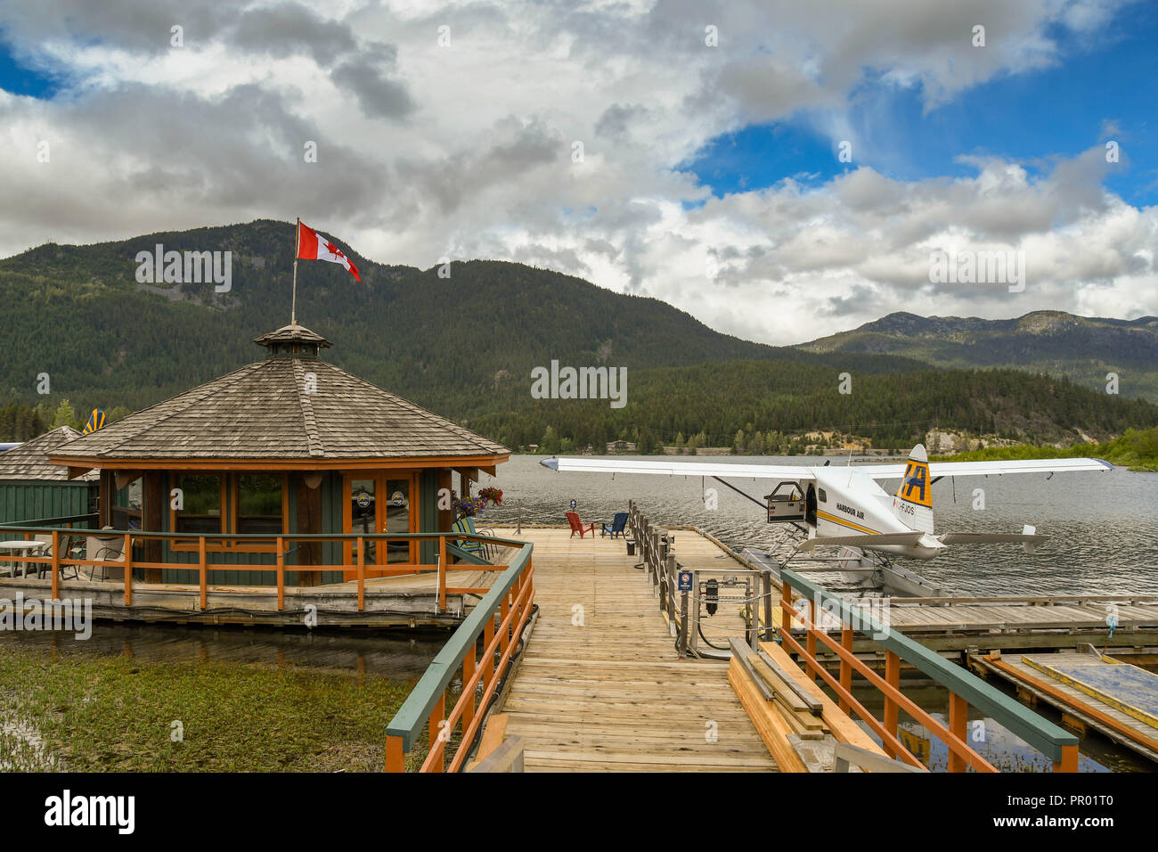 WHISTLER, BC, CANADA - Juin 2018 : vue grand angle de l'hydroaérodrome Air Whistler À Whistler, avec un port d'hydravion Air attaché à la jetée Banque D'Images WHISTLER, BC, CANADA - Juin 2018 : vue grand angle de l'hydroaérodrome Air Whistler À Whistler, avec un port d'hydravion Air attaché à la jetée Banque D'Images