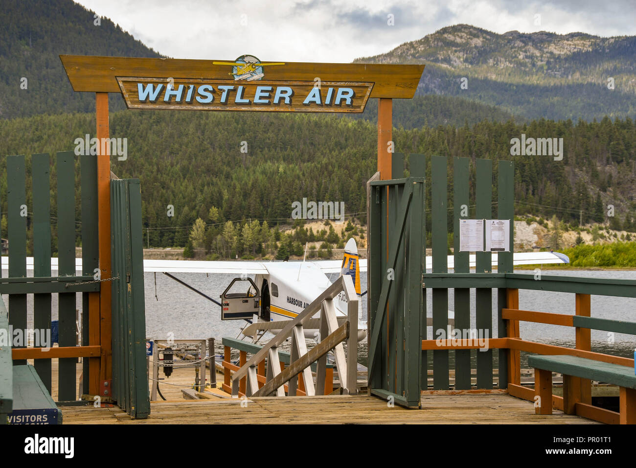WHISTLER, BC, CANADA - Juin 2018 : Entrée de l'air à l'hydroaérodrome de Whistler Whistler, avec un port d'hydravion Air attaché à la jetée. Banque D'Images