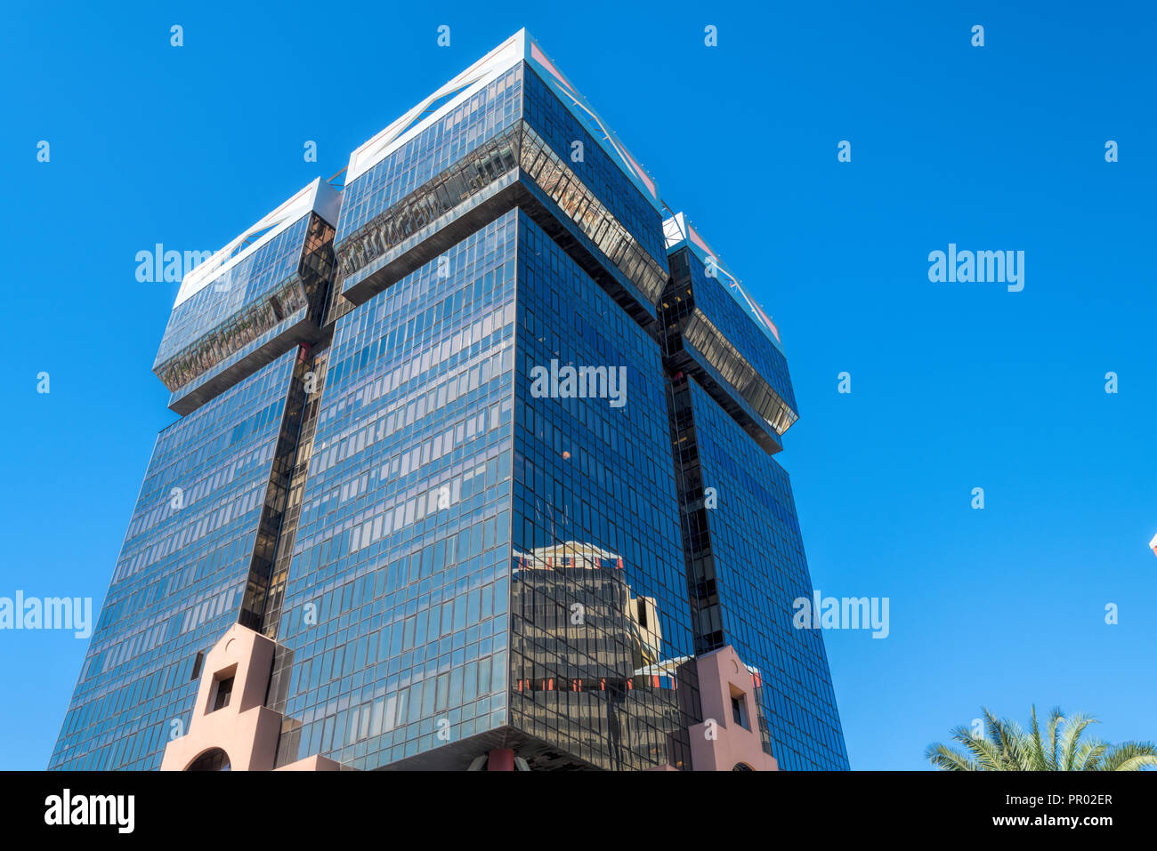 Vue de la façade moderne du centre commercial Amoreiras, icône de la capitale portugaise. Au sommet de l'édifice la 360 terrasse panoramique avec vue panoramique de Li Banque D'Images