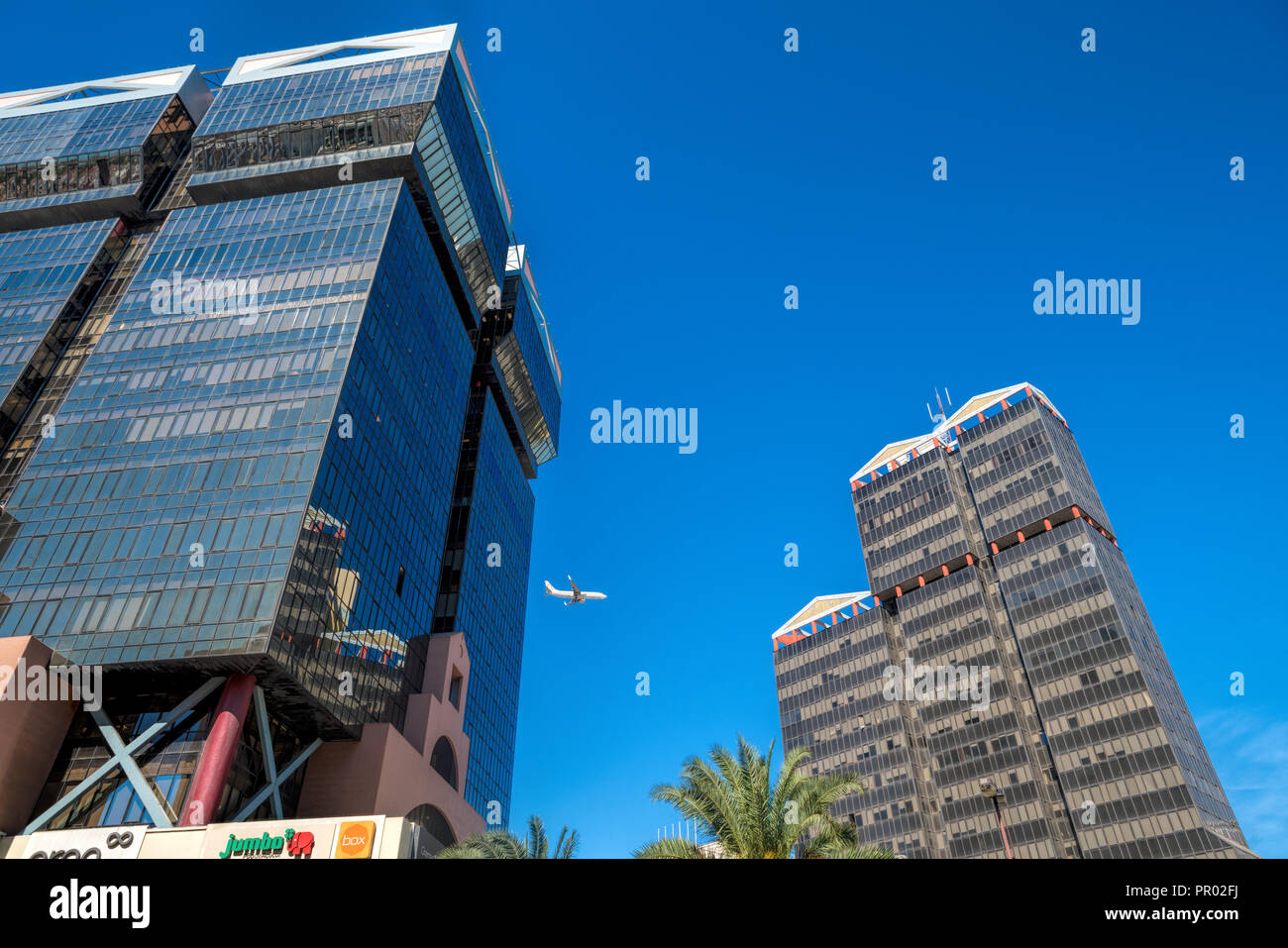Vue de la façade moderne du centre commercial Amoreiras, icône de la capitale portugaise. Au sommet de l'édifice la 360 terrasse panoramique avec vue panoramique de Li Banque D'Images