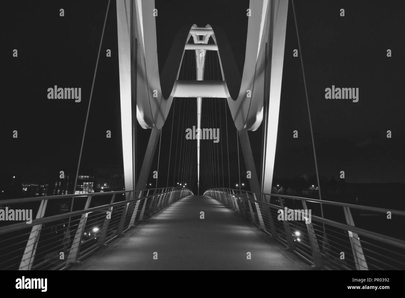 Frappant, noir et blanc de nuit temps libre de la belle à l'infini tandis que le pont, éclairé à Stockton-on-Tees, Teesside, UK. Banque D'Images
