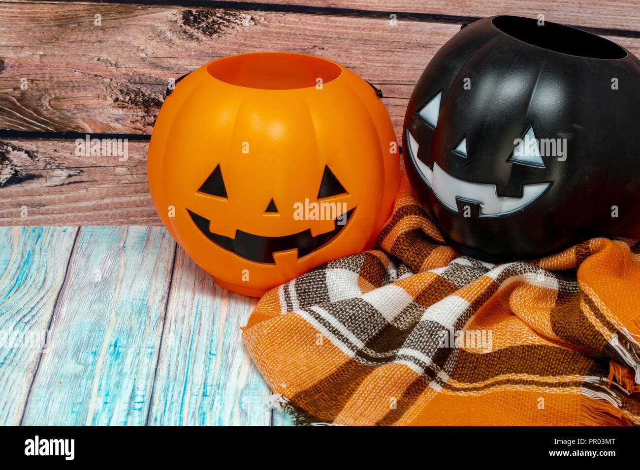 Enfants citrouille Halloween Candy seaux placés sur une écharpe à carreaux Banque D'Images