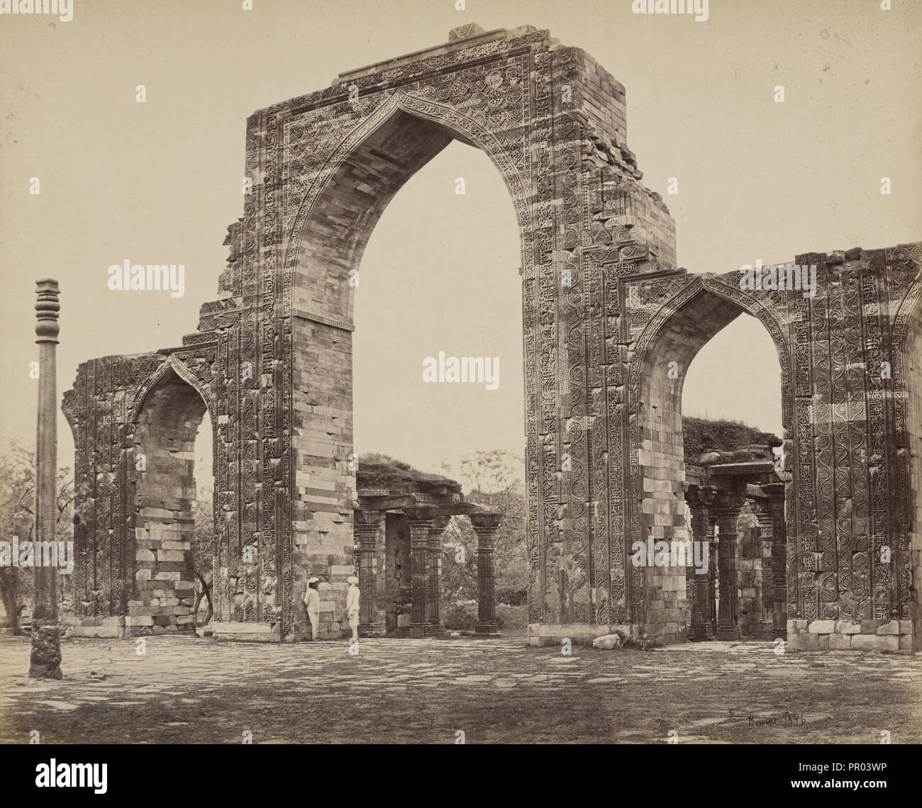 La Grande Arche et bornes, Kútub ; Samuel Bourne, anglais, 1834 - 1912, Delhi, Inde ; vers 1866 ; à l'albumine argentique Banque D'Images