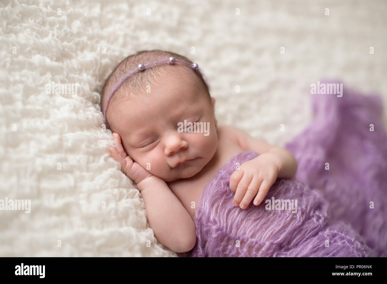 Dormir Deux Semaine Naissance Bebe Fille Recouverte D Une Couverture Magenta Lavande Et Portant Un Bandeau De Perles Photo Stock Alamy Dormir Deux Semaine Naissance Bebe Fille Recouverte D Une Couverture Magenta Lavande Et Portant Un Bandeau De Perles Photo Stock Alamy