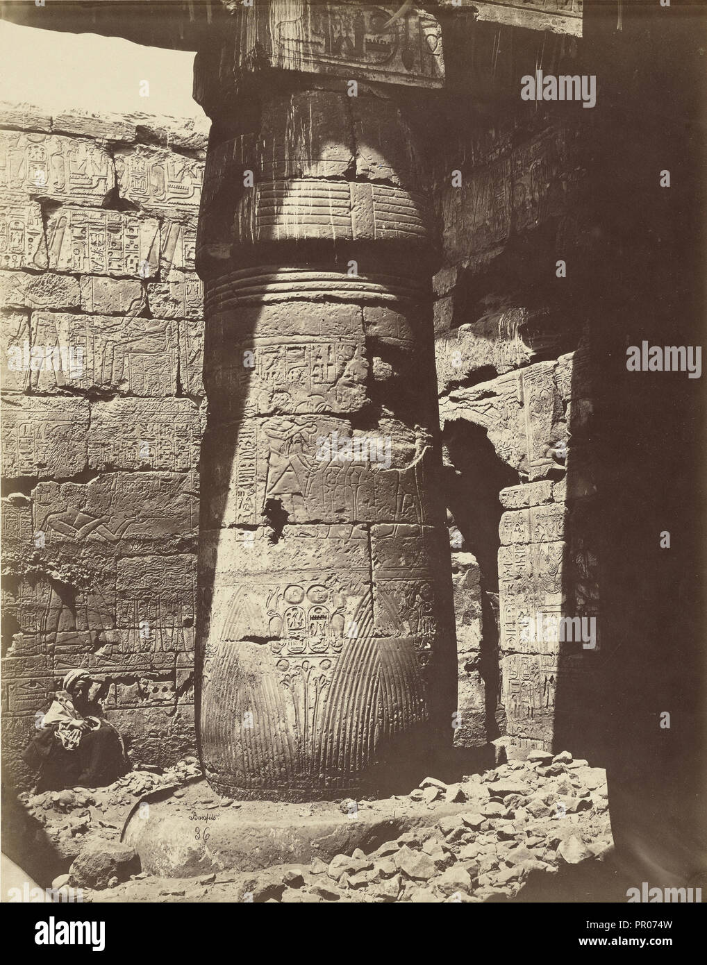 Colonne de la Deuxième cour du temple de Ramsès III, Karnak ; Félix Bonfils, Français, 1831 - 1885, Thèbes, Égypte, 1872 Banque D'Images