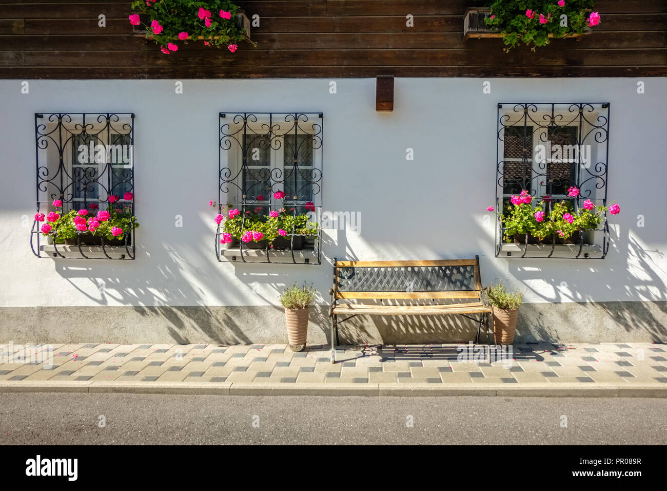 Grindelwald, Suisse - le 25 septembre 2015 : Regard sur un porche d'un suisse typique de l'artisanat Suisse accueil dans le village de Lauterbrunnen Banque D'Images