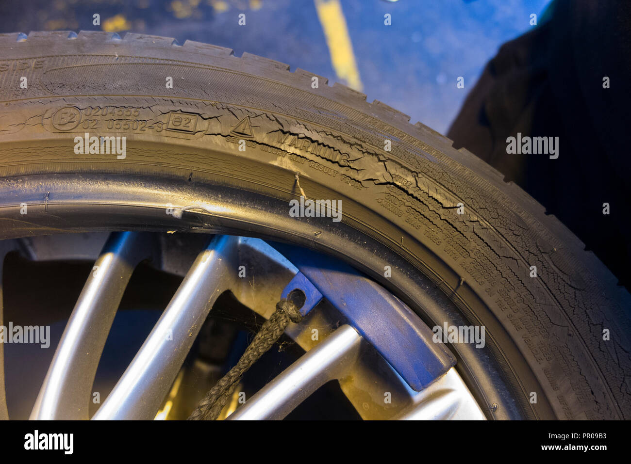 Monteur de pneus mécanicien / Supprimer / Supprimer / Supprimer /  suppression des vieux pneus craquelés avec crack / fissures sur le flanc  flanc & location de voitures / jante. UK Photo Stock - Alamy
