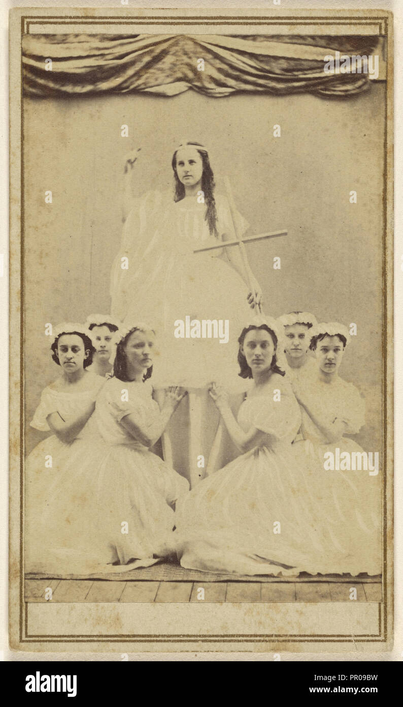 Portrait de groupe de femmes, six longues robes blanches à genoux, l'un debout tenant une croix ; vers 1865 ; à l'albumine argentique Banque D'Images