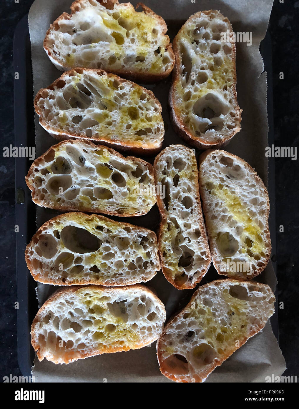 Sélection de pain avec de l'huile d'olive utilisée pour la préparation de tapas. Banque D'Images