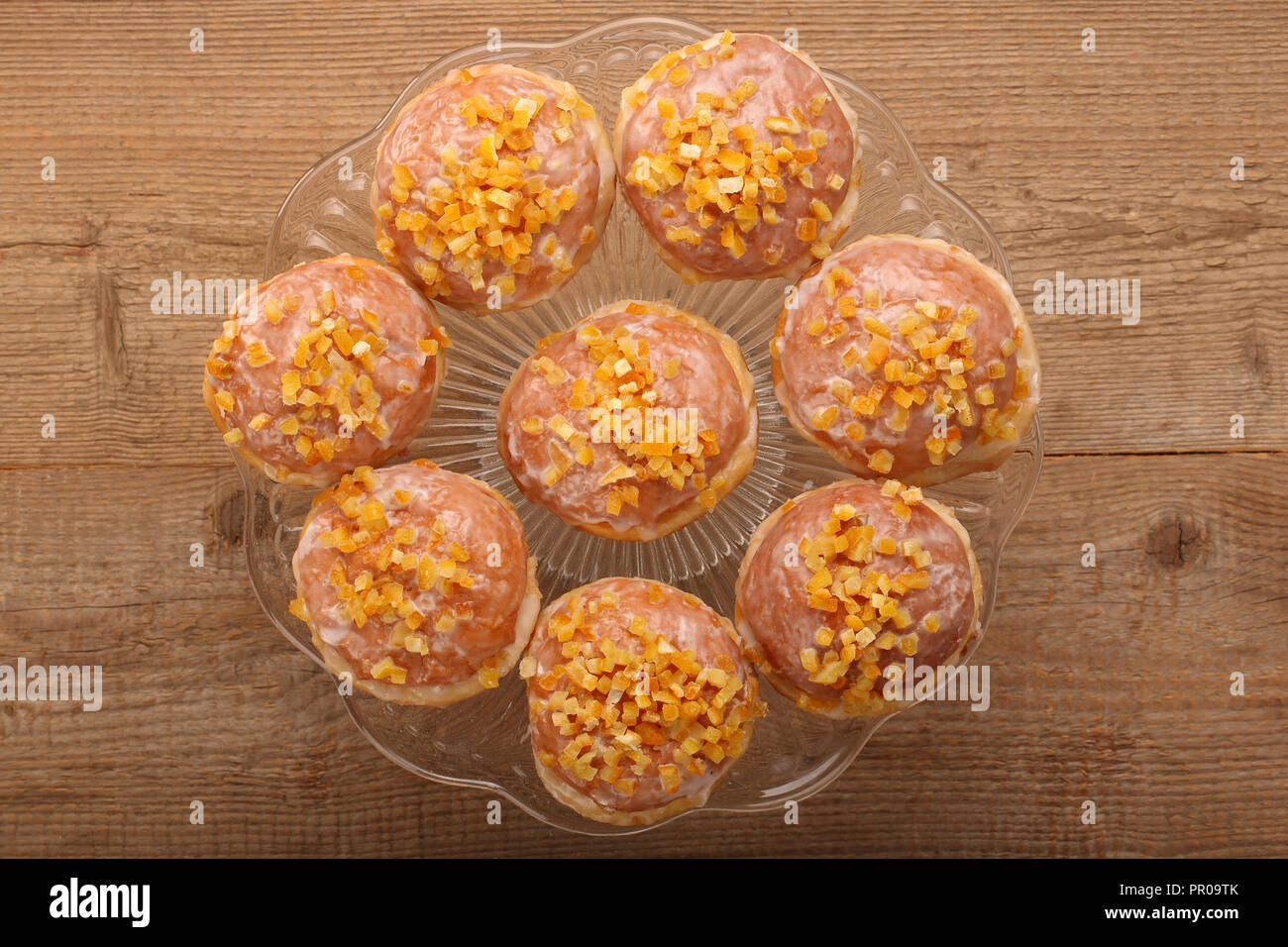 Beignets traditionnels polonais au remplissage et à l'orange Banque D'Images