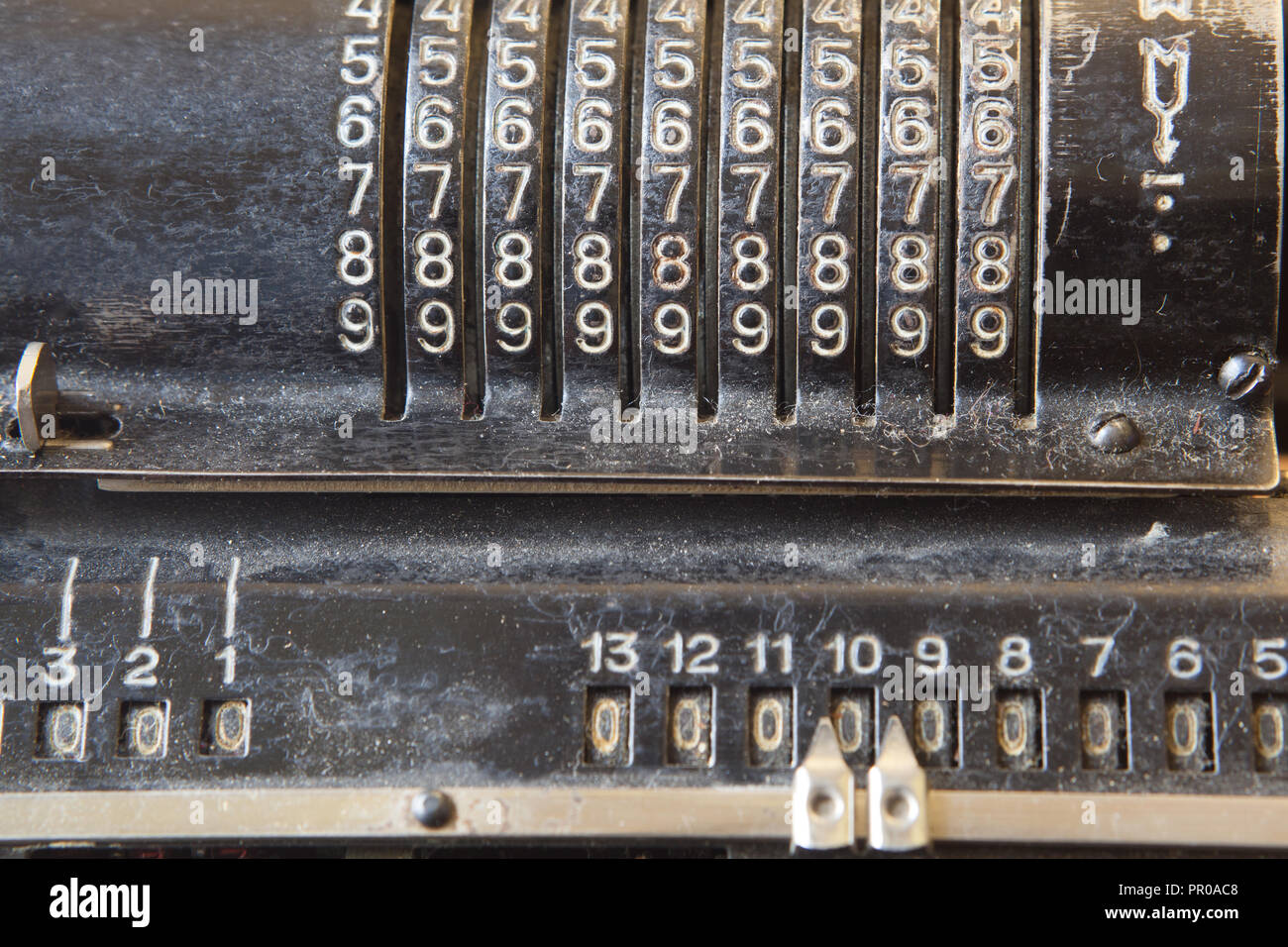 Comptage manuel mécanique ancienne machine pour les calculs mathématiques Banque D'Images
