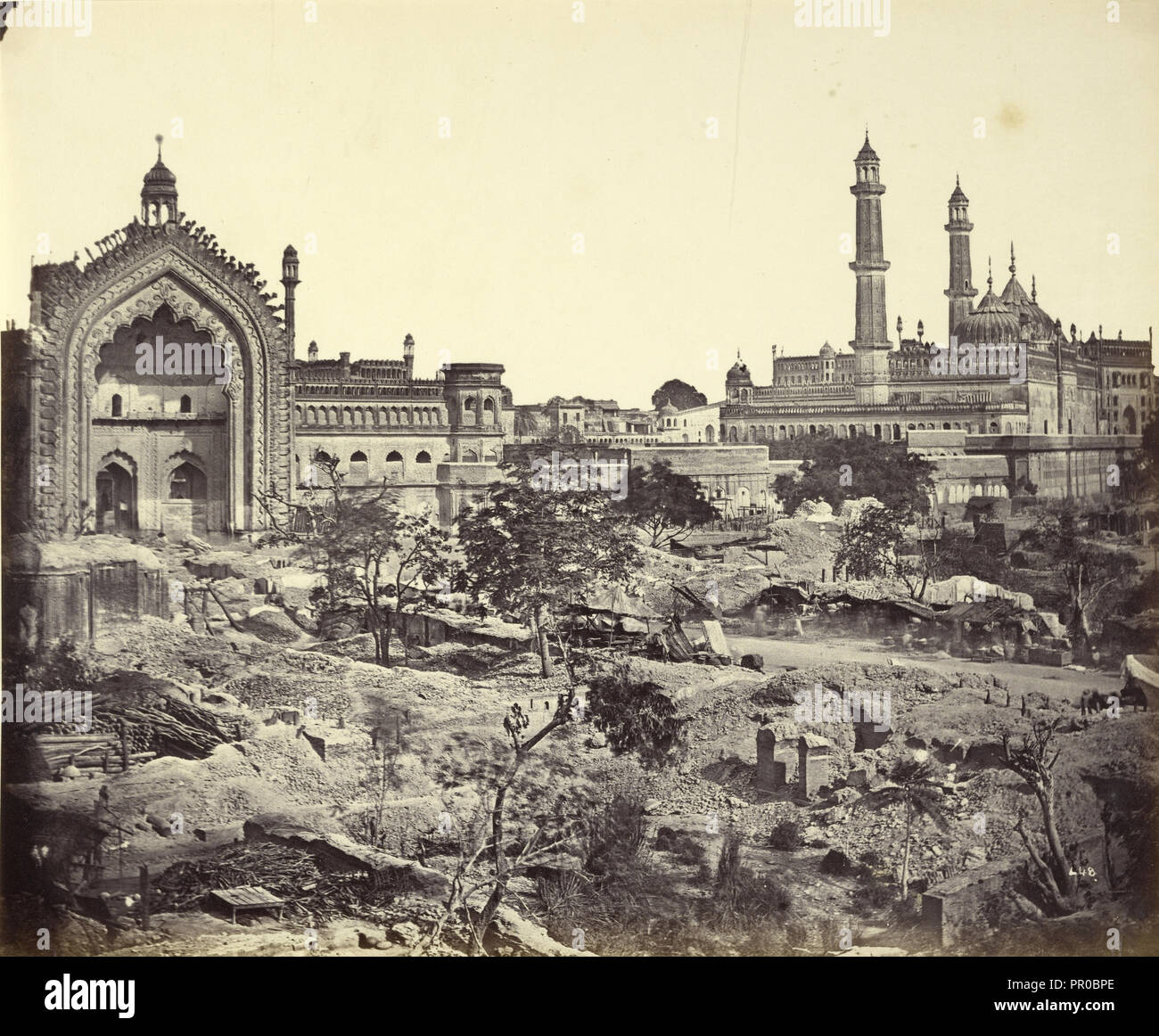 Rumi Darwaza et l'Imambara, Felice Beato, 1832 - 1909, Henry Hering, 1814 - 1893, l'Inde, 1858 Banque D'Images