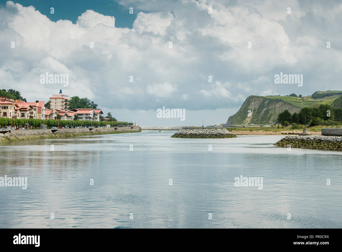 La bouche de la rivière à Zumaia, Zumaya Zumaia, Guipuzcoa Gipuzkoa Pays Basque Banque D'Images