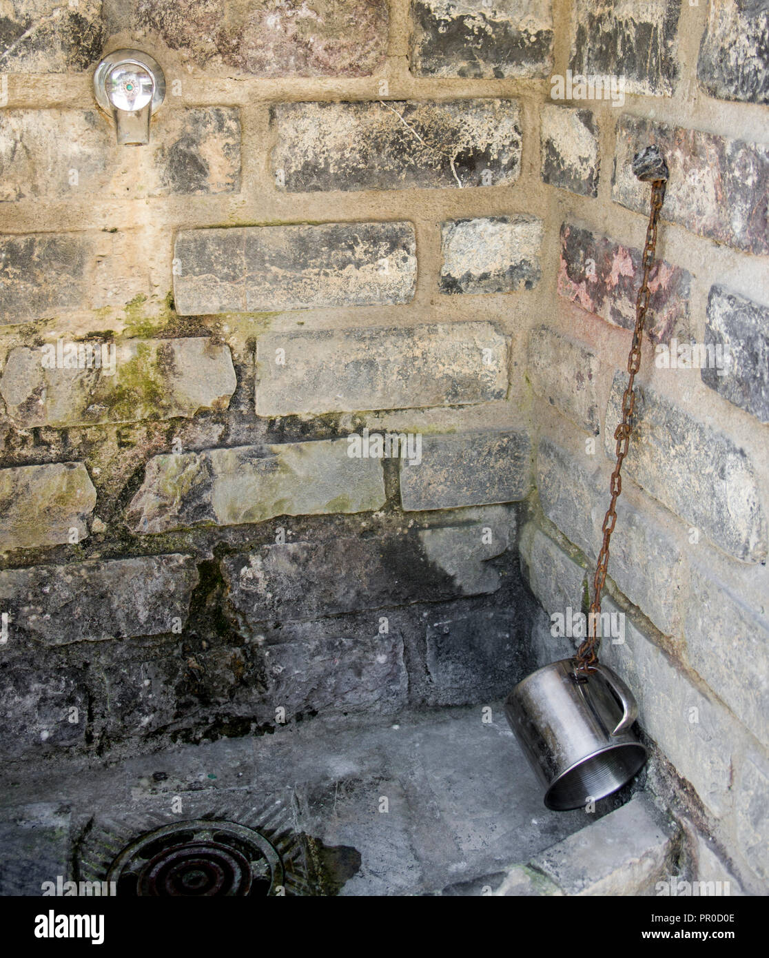 Fontaine d'eau à une maison de ferme avec un gobelet de métal, Zumaia, Gipuzkoa, Pays Basque Banque D'Images