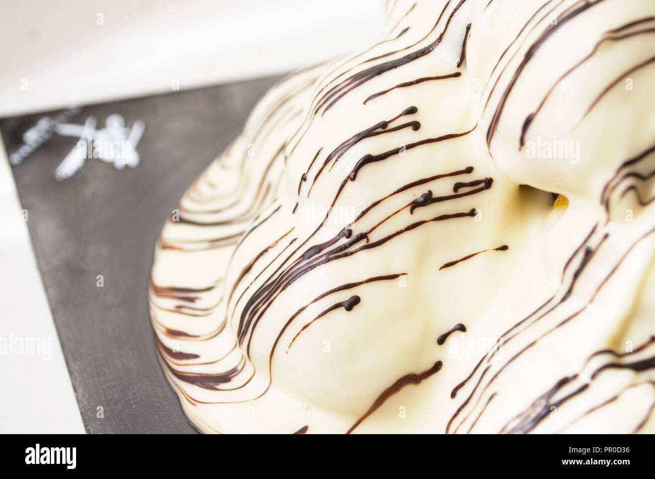 Profiterlle couverts jusqu'à rayures blanches et noires de choccolate choccolate Banque D'Images