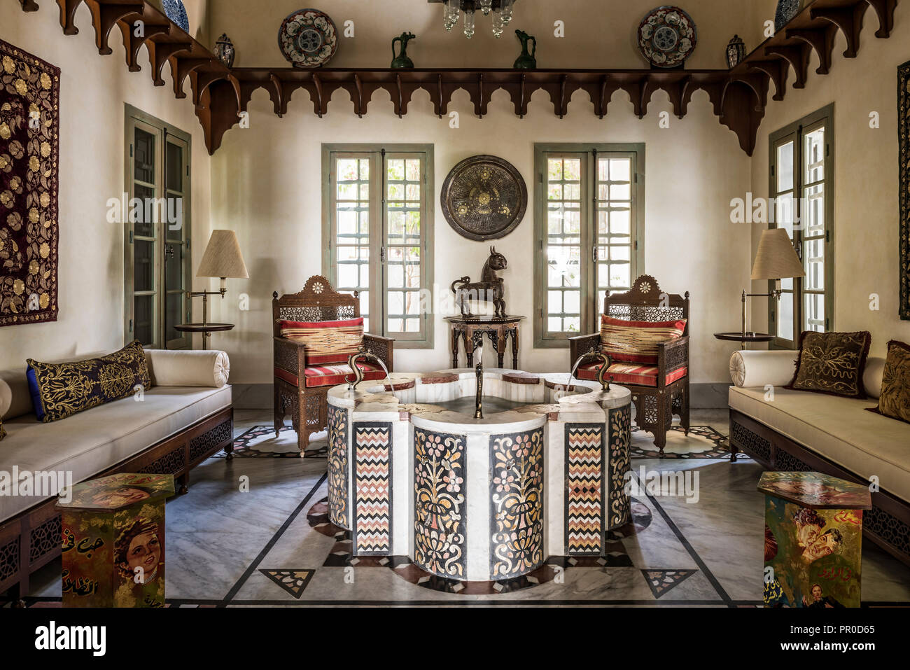 19e siècle Damascène fontaine avec la broderie traditionnelle, les tables marquetées et pouf tablette en bois sculpté Banque D'Images