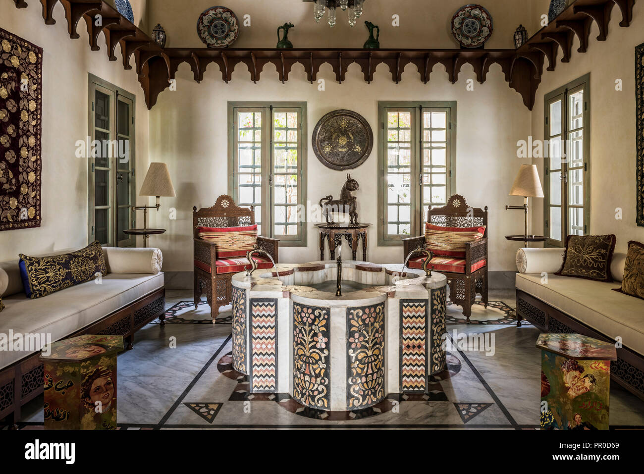 19e siècle Damascène fontaine avec la broderie traditionnelle, les tables marquetées et pouf tablette en bois sculpté Banque D'Images