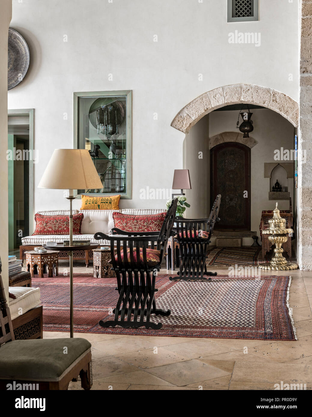 Réception Liwan banquette de style ottoman et rares meubles anciens tapis Malayer' composites Banque D'Images