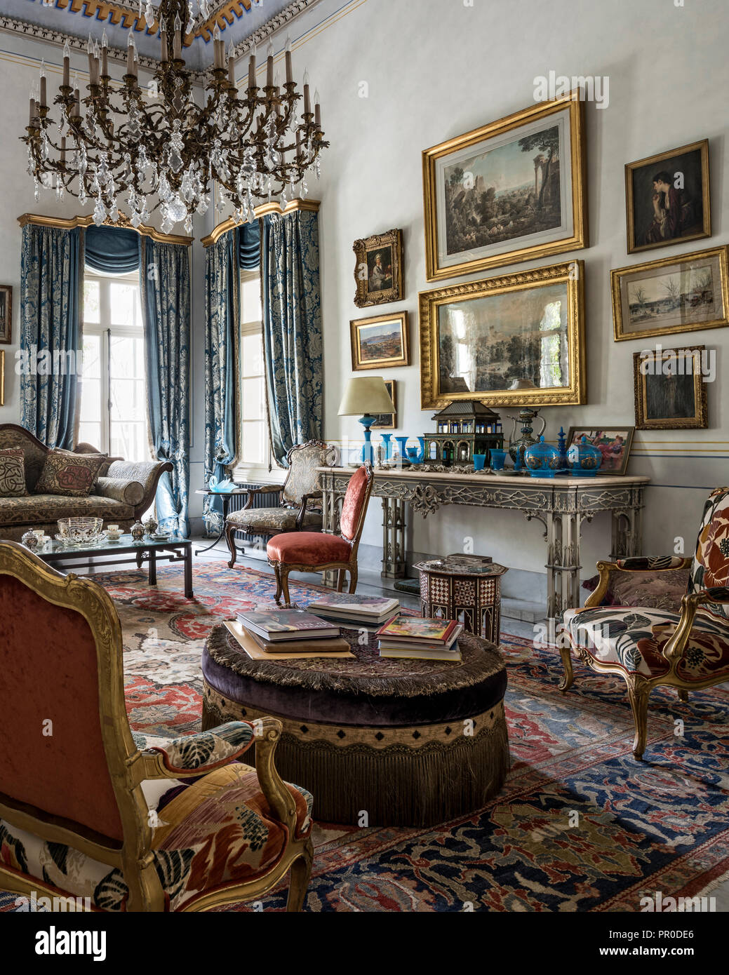 Années 1900 Zeigler, tapis design soie française rideaux damassés et de meubles anciens avec dorure d'art encadrées Banque D'Images