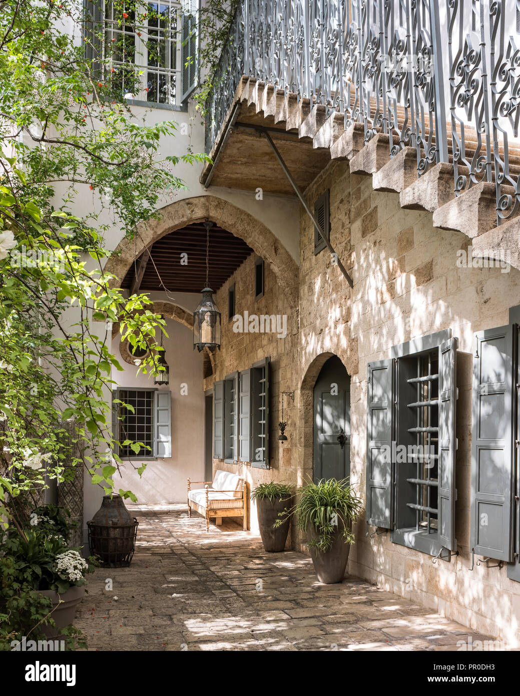 Escalier en pierre avec des volets extérieurs faits de bois de cèdre parfumé et original en fer forgé. Banque D'Images