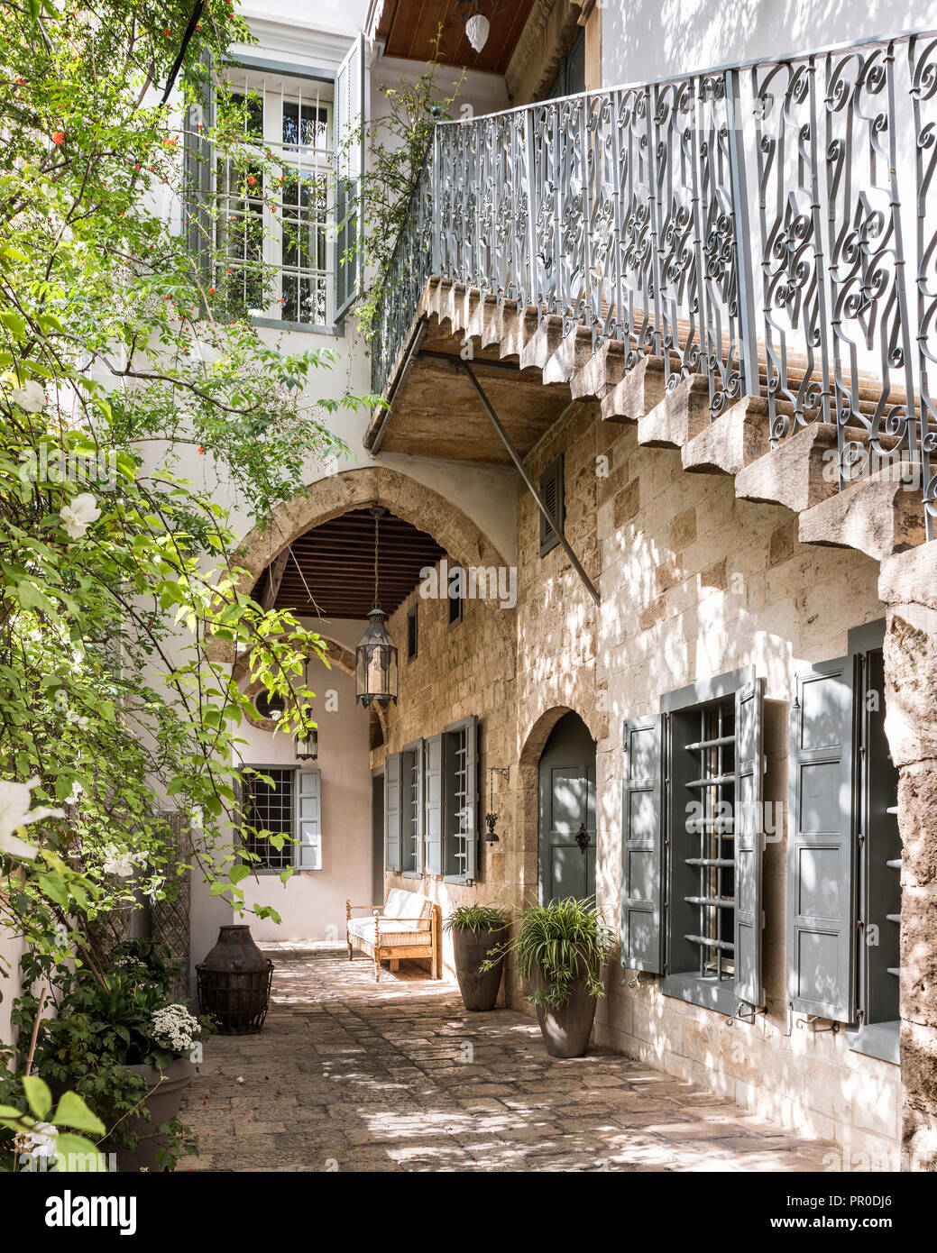 Escalier en pierre avec des volets extérieurs faits de bois de cèdre parfumé et original en fer forgé. Banque D'Images