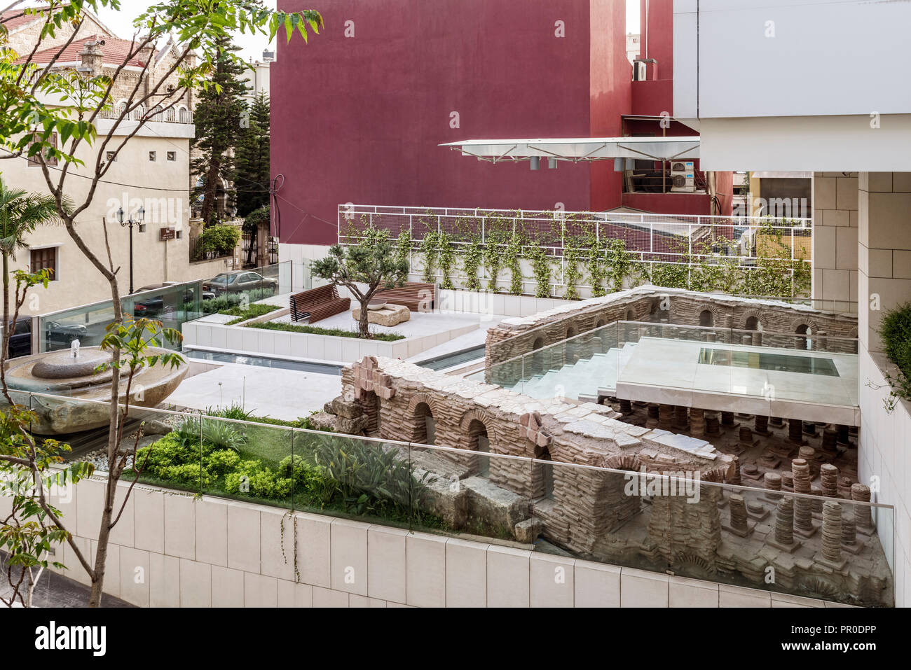 Ruines excavées de bain romain et labre inclus à l'entrée avec sol en verre Banque D'Images
