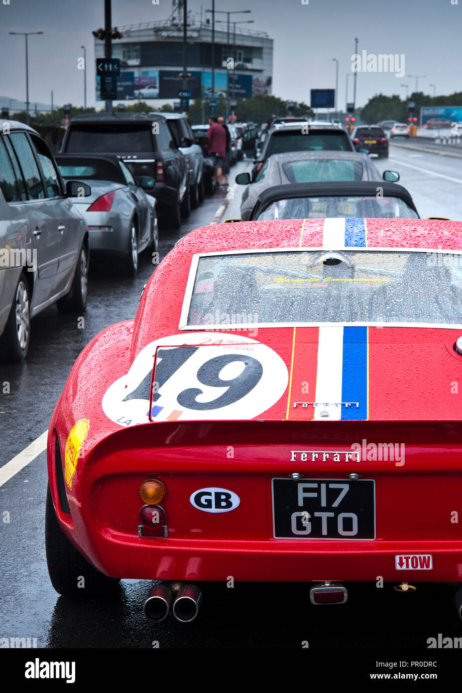 Vue arrière d'une Ferrari 250 GTO peinture faite dans les couleurs nationales françaises, en attente à bord du tunnel Euro, train pour la France, Banque D'Images