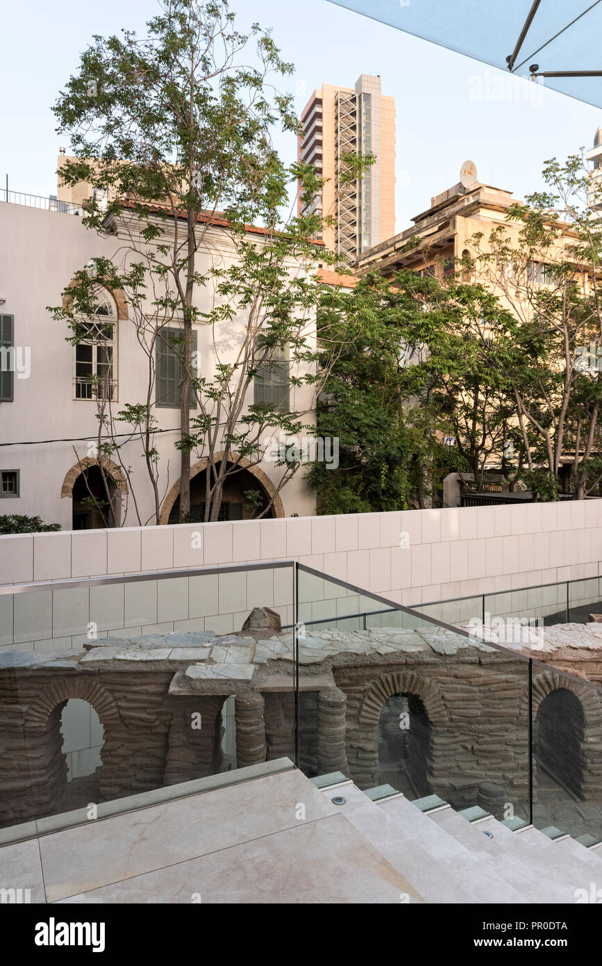 Ruines excavées de bain romain et labre inclus avec étapes et verre Bannister Banque D'Images