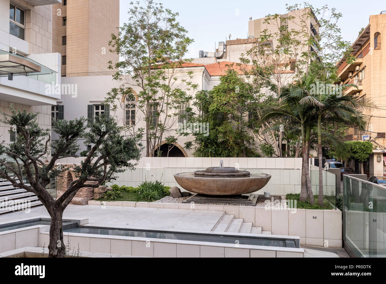Grande Fontaine à l'entrée de la rue de Beyrouth hôtel particulier restauré Banque D'Images