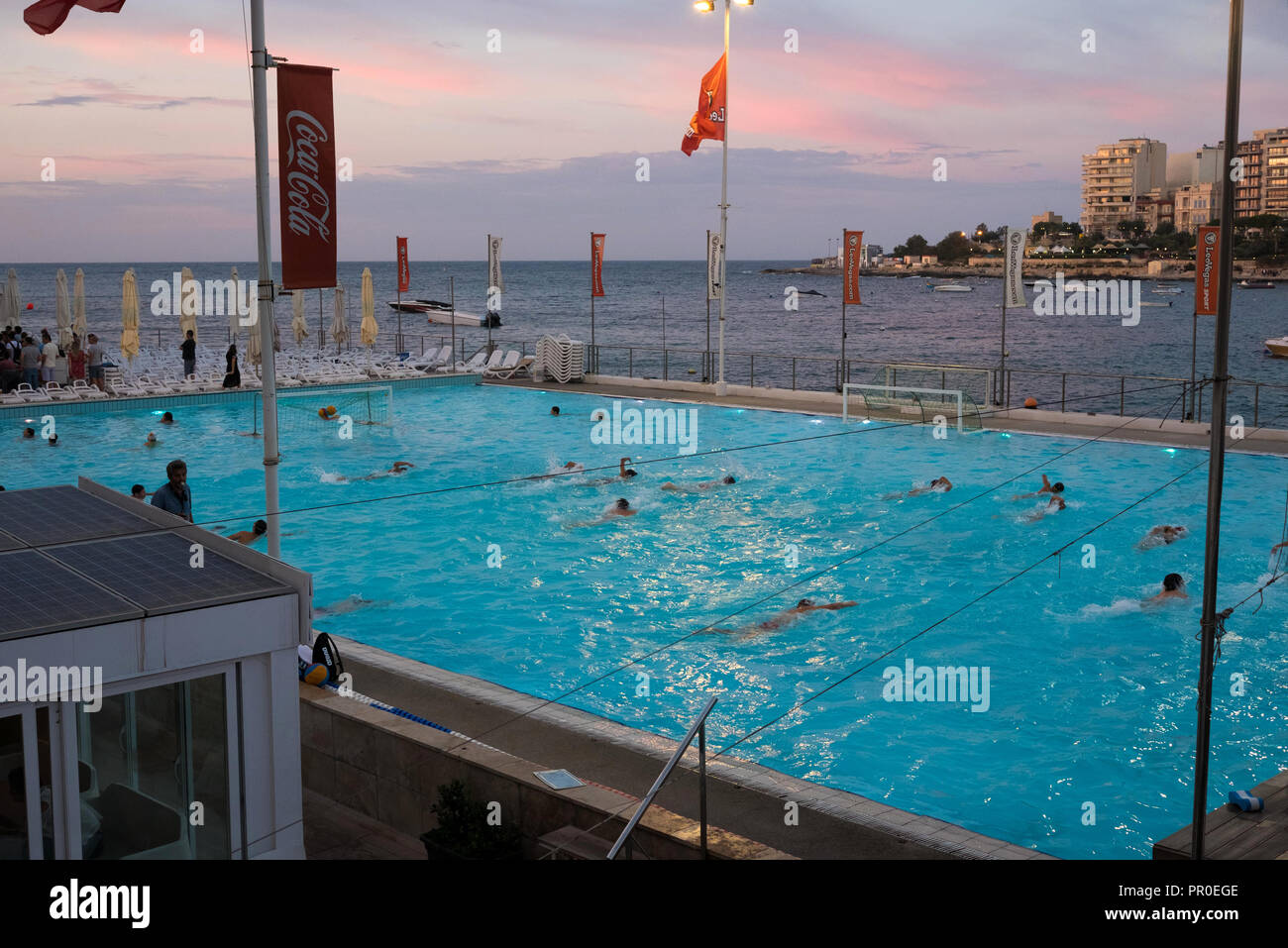 Les joueurs de water-polo dans l'eau de la baie de Balluta, sur la côte nord-est de l'intérieur de Malte St Julian's village. Banque D'Images