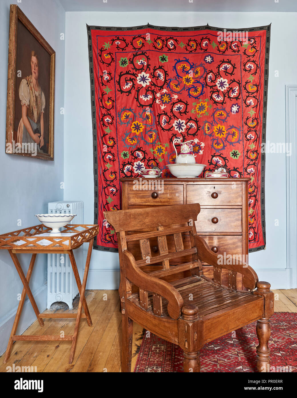 Textiles murales colorées et un mobilier en bois dans des tons de bleu clair prix Banque D'Images