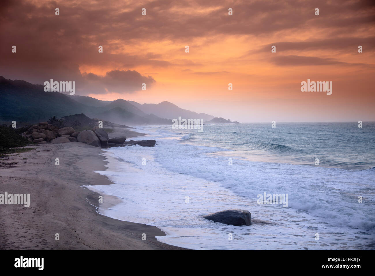 Une plage déserte en Parc National Naturel de Tayrona sous un coucher du soleil doré, Magdalena, en Colombie, en Amérique du Sud Banque D'Images