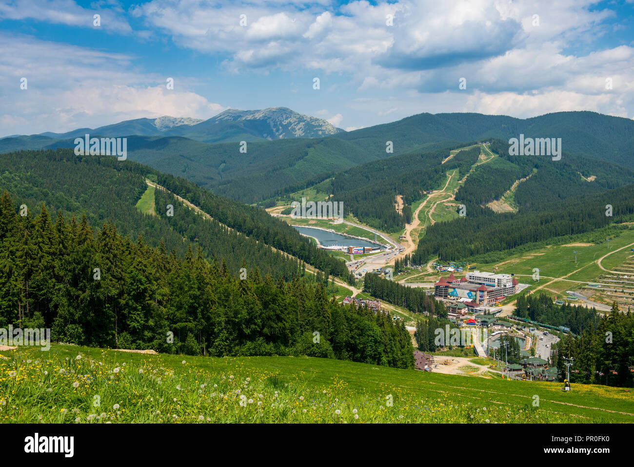Vue sur la station de ski de Bukovel, Carpates, l'Ukraine, l'Europe Banque D'Images